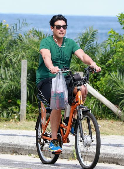 Bruno De Luca é flagrado pedalando no Rio de Janeiro