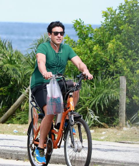 Bruno De Luca é flagrado pedalando no Rio de Janeiro