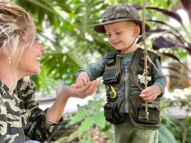 Karina Bacchi exibe filho brincando de safari no jardim e explode o fofurômetro na web