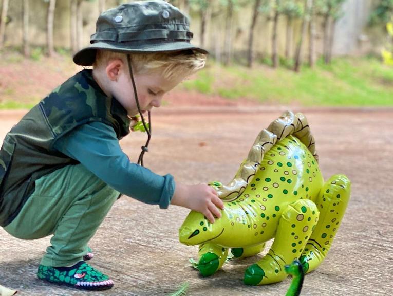 Karina Bacchi exibe filho brincando de safari no jardim e explode o fofurômetro na web