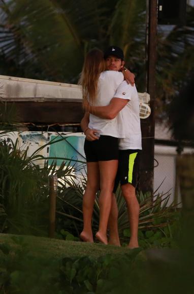 José Loreto quebra quarentena e é visto aos beijos na praia