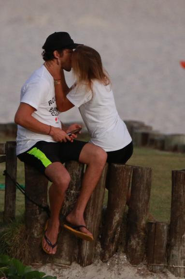 José Loreto quebra quarentena e é visto aos beijos na praia