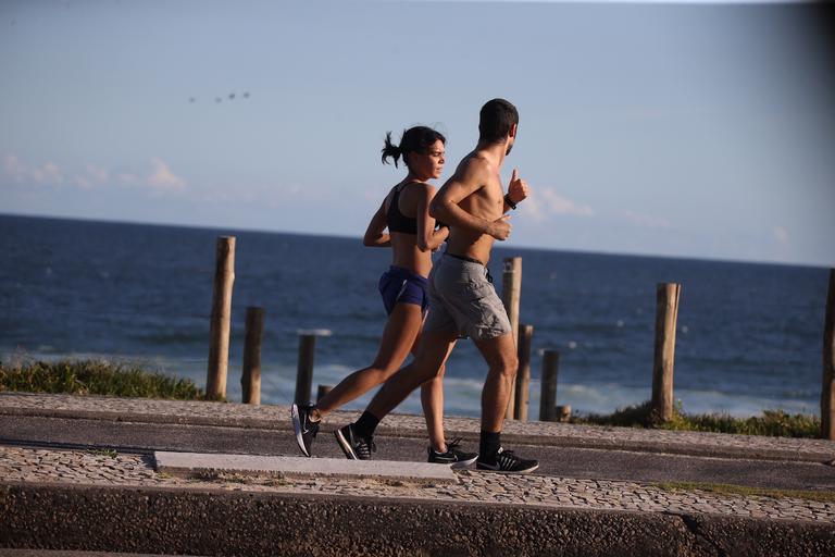 Carla Salle e Gabriel Leone ignoram quarentena e são flagrados correndo no Rio