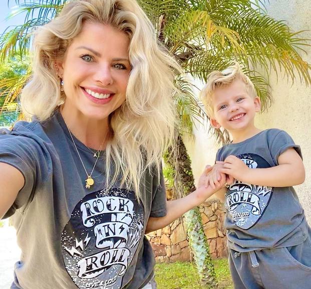 Karina Bacchi combina look com o filho e encanta web