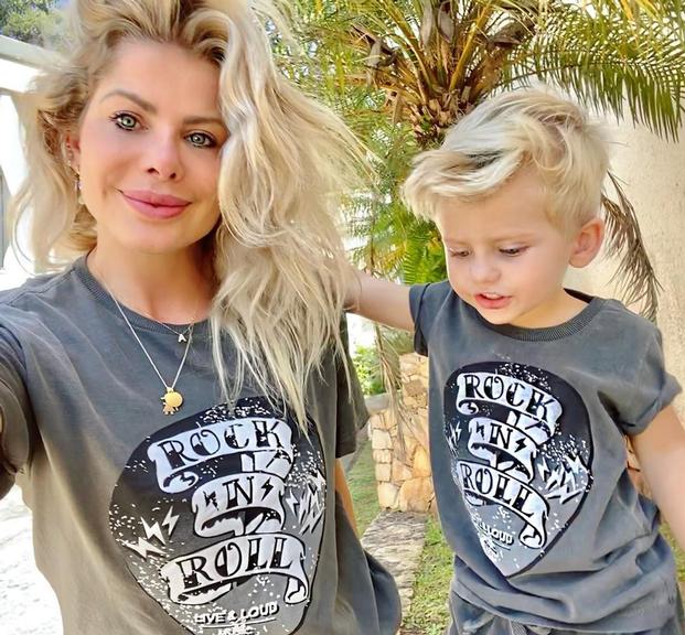 Karina Bacchi combina look com o filho e encanta web