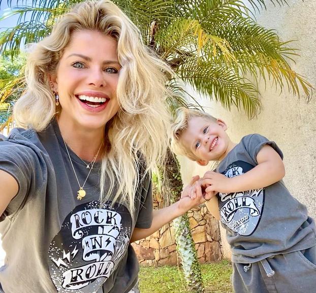 Karina Bacchi combina look com o filho e encanta web