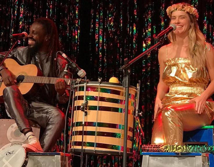 Carolina Dieckmann lembra peças antigas no Dia do Teatro