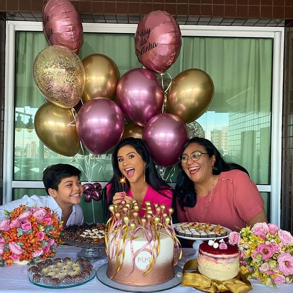 Mileide Mihaile comemora aniversário em casa