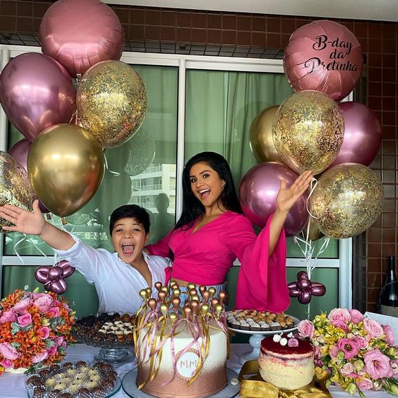 Mileide Mihaile comemora aniversário em casa