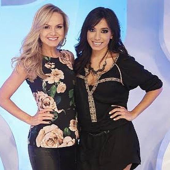 Eliana abre álbum de fotos com Anitta e celebra aniversário da cantora