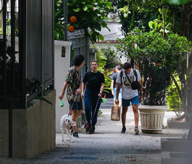 Em quarentena, Alice Wegmann é flagrada passeando com o cachorro