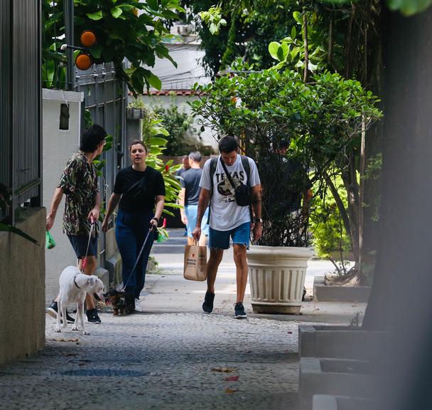 Em quarentena, Alice Wegmann é flagrada passeando com o cachorro