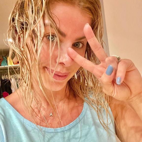 Karina Bacchi exibe processo de cuidados com a pele e cabelo