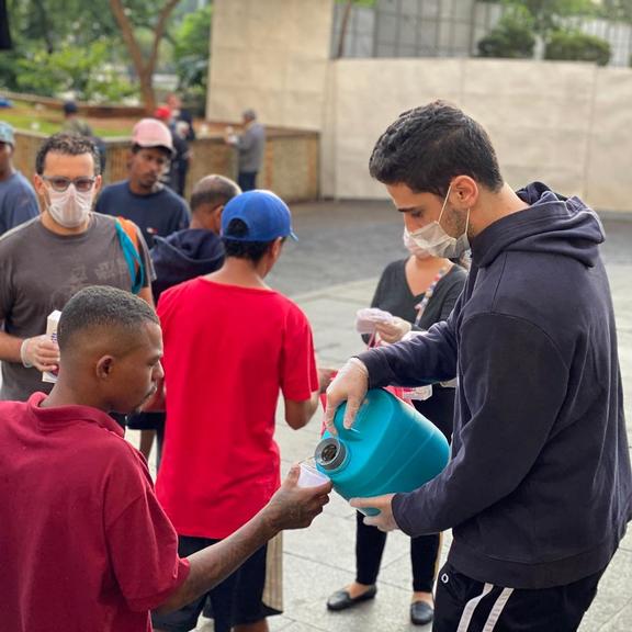 Fernando Rocha distribui comida a moradores de rua em São Paulo