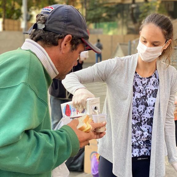 Fernando Rocha distribui comida a moradores de rua em São Paulo