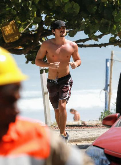 Durante quarentena, Bruno Montaleone corre na praia e exibe corpo sarado