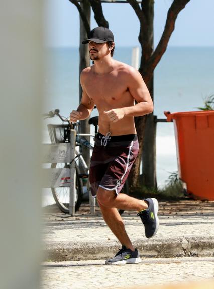 Durante quarentena, Bruno Montaleone corre na praia e exibe corpo sarado