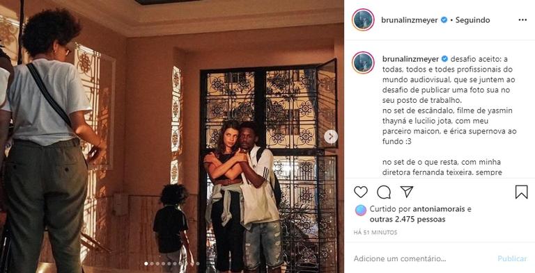 Bruna Linzmeyer reúne cliques em sets de filmagem e encanta