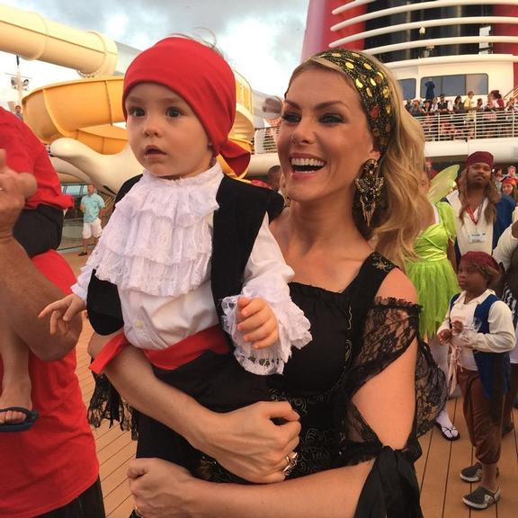 Ana Hickmann relembra cliques de quando o filho era um bebê