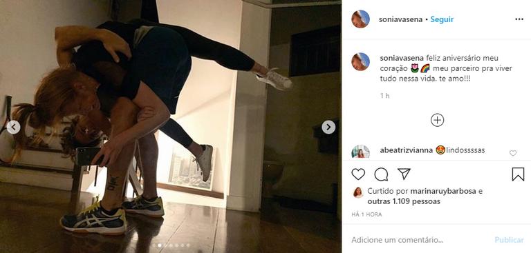 Rômulo Arantes ganha homenagem de aniversário da namorada