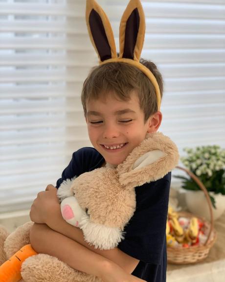 Filho de Ana Hickmann de coelhinho da Páscoa