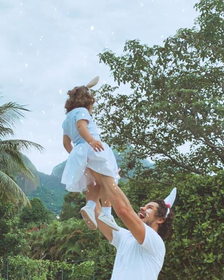 José Loreto celebra Páscoa com a filha