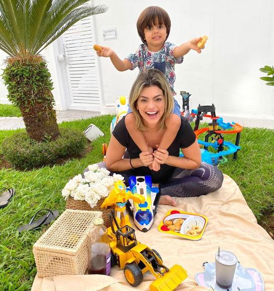 Em quarentena, Kelly Key se diverte com o filho em piquenique e encanta web