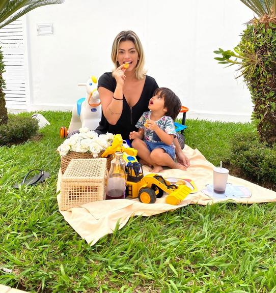 Em quarentena, Kelly Key se diverte com o filho em piquenique e encanta web