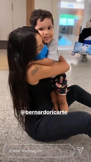 Flay se emociona ao encontrar o filho de 2 anos no aeroporto