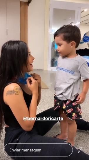 Flay se emociona ao encontrar o filho de 2 anos no aeroporto