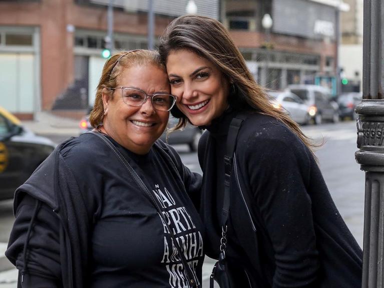 Mari Gonzalez em registros com a família