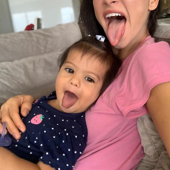 Mayra Cardi se diverte com Sophia fazendo selfies