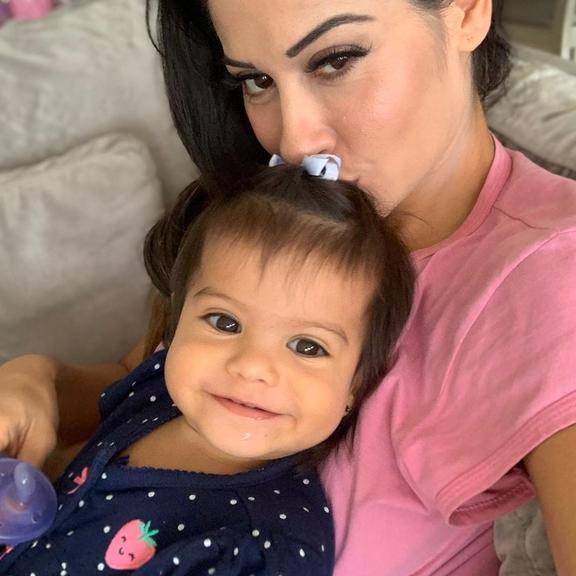 Mayra Cardi se diverte com Sophia fazendo selfies