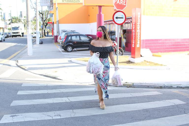 Geisy Arruda fazendo compras na quarentena