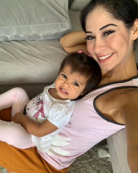 Mayra Cardi se diverte ao lado da filha, Sophia