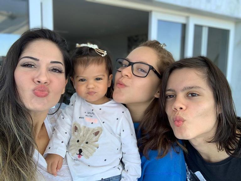 Mayra Cardi celebra Dia das Mães com os filhos