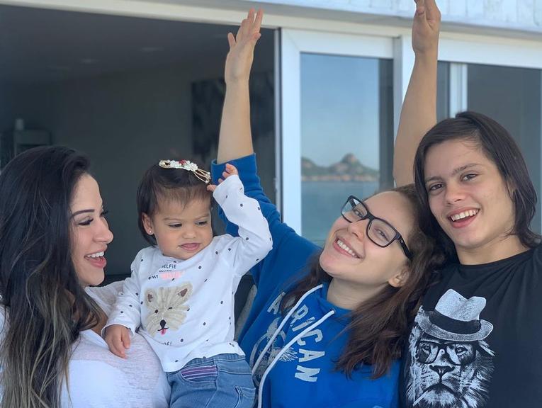 Mayra Cardi celebra Dia das Mães com os filhos