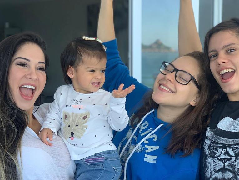 Mayra Cardi celebra Dia das Mães com os filhos