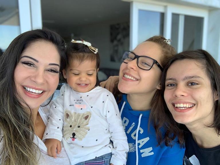 Mayra Cardi celebra Dia das Mães com os filhos