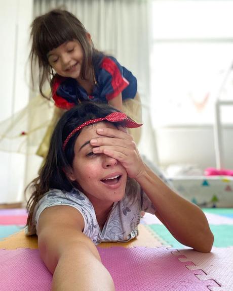 Carol Castro registrou um momento de alegria que teve com a filha, Nina