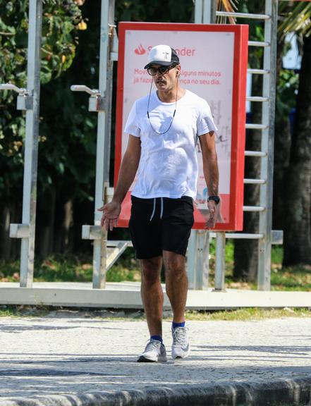 Sem máscara, ator Rafael Calomeni quebra a quarentena e é flagrado caminhando na praia da Barra