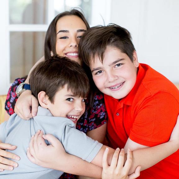 Esposa de Faustão exibe fotos raras dos três filhos juntos