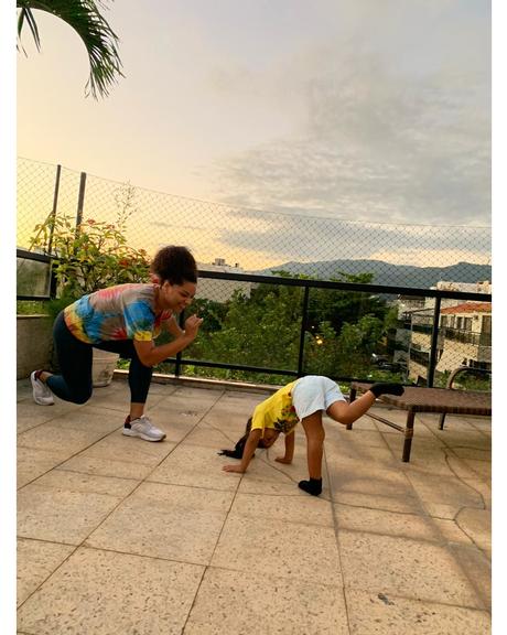 Juliana Alves surge malhando ao lado da filha e encanta