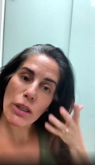 Gloria Pires se arrisca e pinta o cabelo sozinha em casa