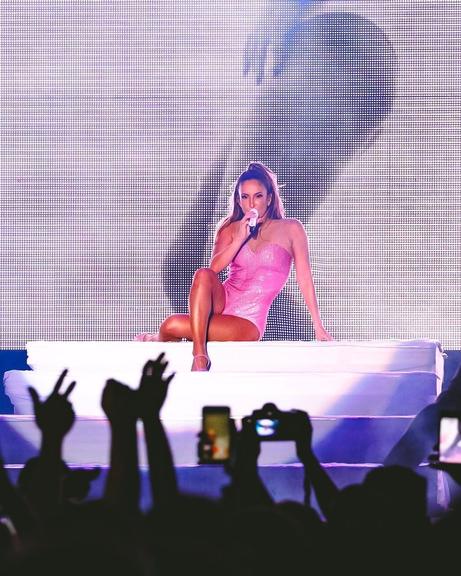 Com saudades, Claudia Leitte relembra shows antigos 