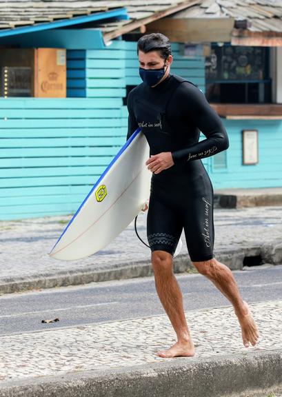 Cauã Reymond exibe corpo sarado em tarde de surfe