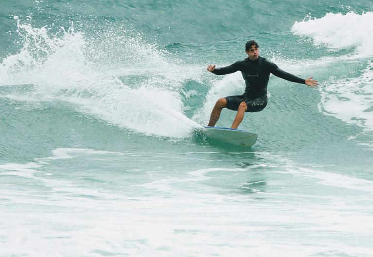 Cauã Reymond exibe corpo sarado em tarde de surfe