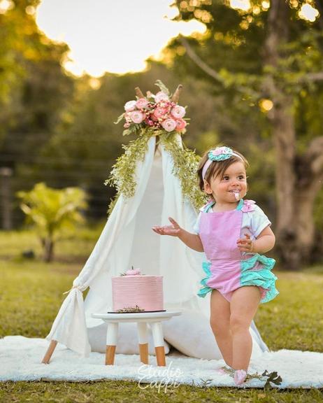 Thaeme mostra a filha toda suja de bolo em ensaio