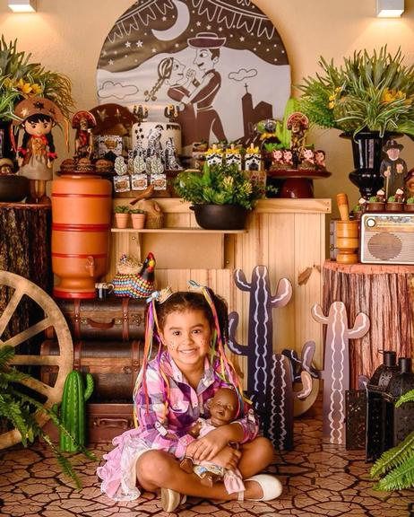 Pocah realiza Festa Junina especial em casa para a filha