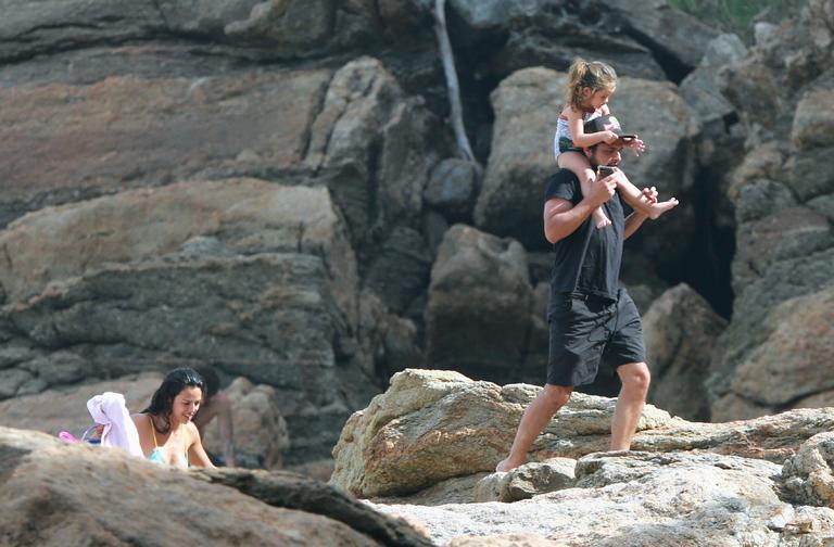 Bruno Gissoni e Yanna Lavigne são flagrados na praia com a filha, Madalena